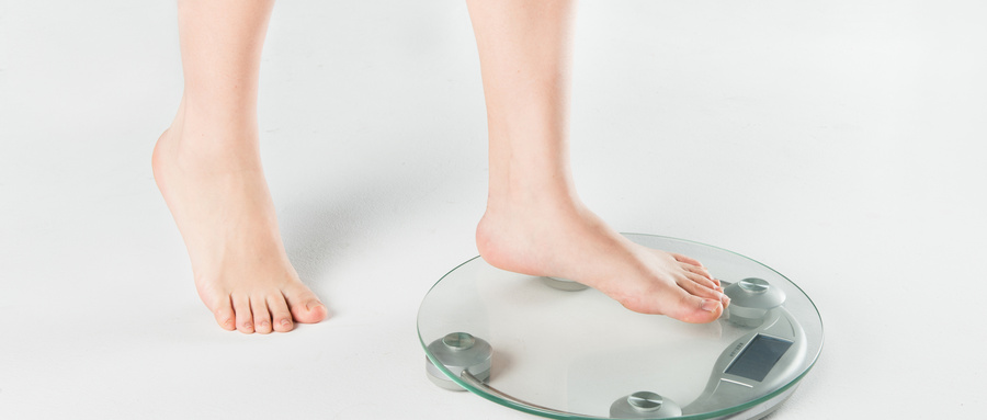 1622109135614639.jpg 摄图网_500910097_wx_女子量体重(非企业商用).jpg