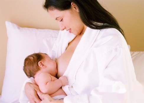 生完孩子母乳喂养要多久？漂亮妈妈产后恢复加盟